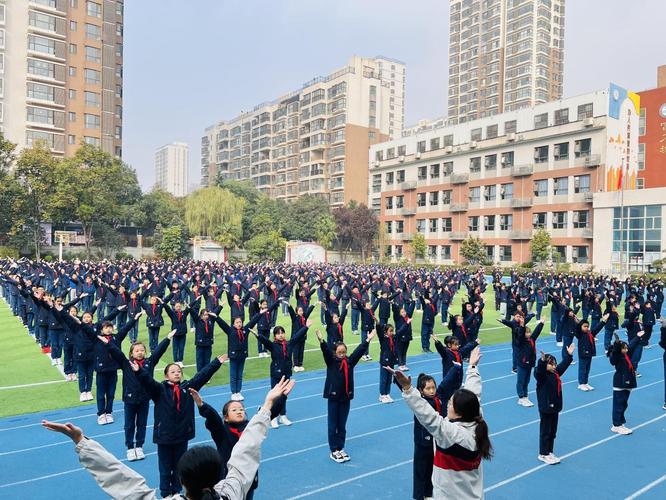 中小学推行课间15分,中小学推行课间15分钟健身操