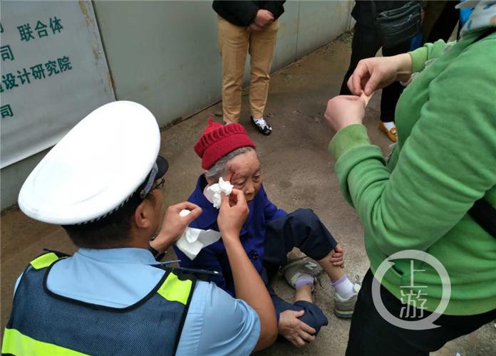 民警公主抱老人回家,民警公主抱老人回家视频