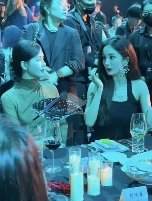 刘亦菲杨幂零互动,杨幂和刘亦菲年龄相仿,你觉得到底她俩谁更美一些?