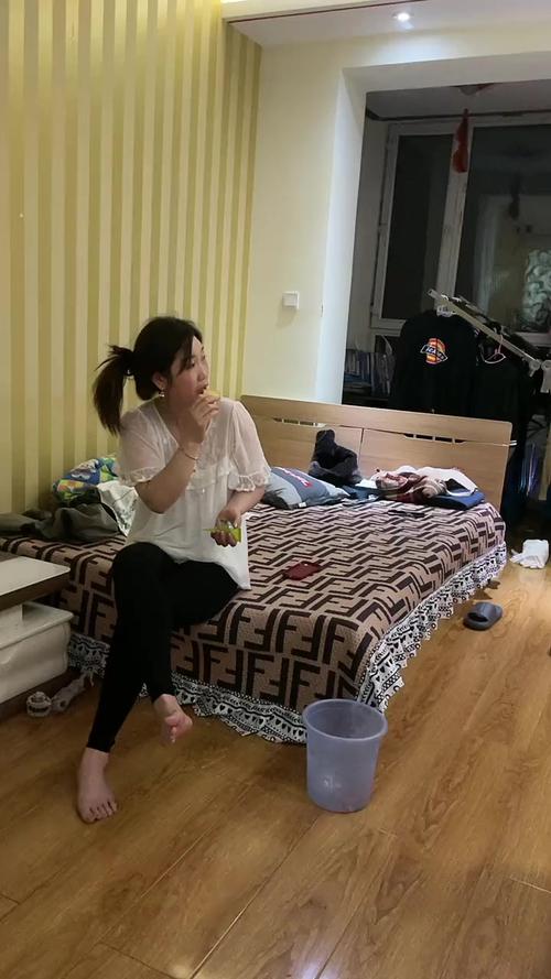 离婚后带7娃求复合,离婚一年了,没有孩子,前妻想复合,理由是经济压力很大,请问该复合吗?