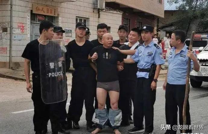 3嫌犯绑架中国公民,江西杀3人嫌犯曾春亮落网时,警方抓捕时为何扒掉他的裤子? 3嫌犯绑架中国公民,江西杀3人嫌犯曾春亮落网时,警方抓捕时为何扒掉他的裤子?