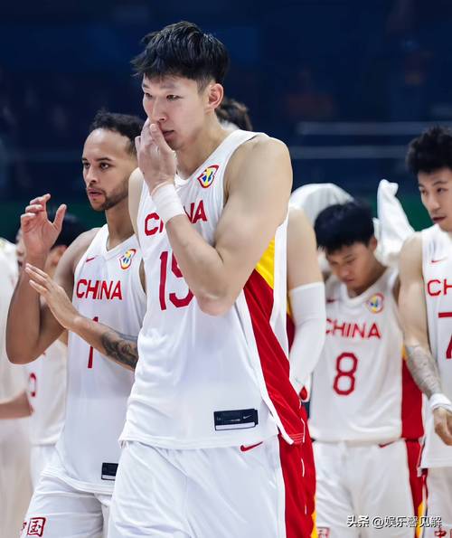 姚明谈近期状态,中国男篮对阵哈萨克斯坦,胶着状态下姚明两次场边指点王哲林和周琦,你怎么看?