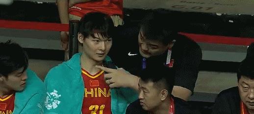 姚明谈近期状态,中国男篮对阵哈萨克斯坦,胶着状态下姚明两次场边指点王哲林和周琦,你怎么看? 姚明谈近期状态,中国男篮对阵哈萨克斯坦,胶着状态下姚明两次场边指点王哲林和周琦,你怎么看?
