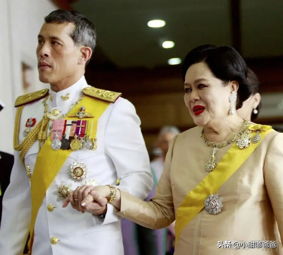 泰国王太后去世,泰国诗丽吉太后说:儿子最大的问题就是太喜欢女人,女人们也都喜欢他。你怎么理解? 泰国王太后去世,泰国诗丽吉太后说:儿子最大的问题就是太喜欢女人,女人们也都喜欢他。你怎么理解?