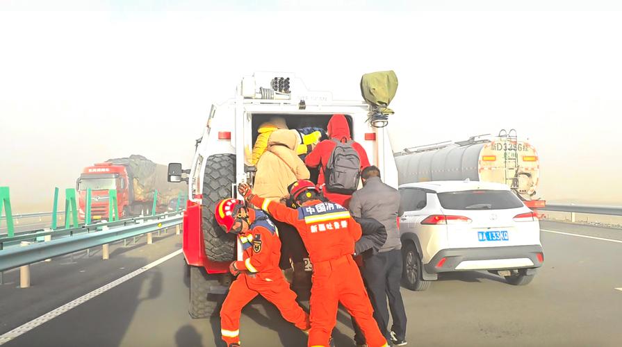 高速3分钟救十余人,龙大高速4车相撞2人被困,消防官兵20分钟救出被困人员, 你怎么看?