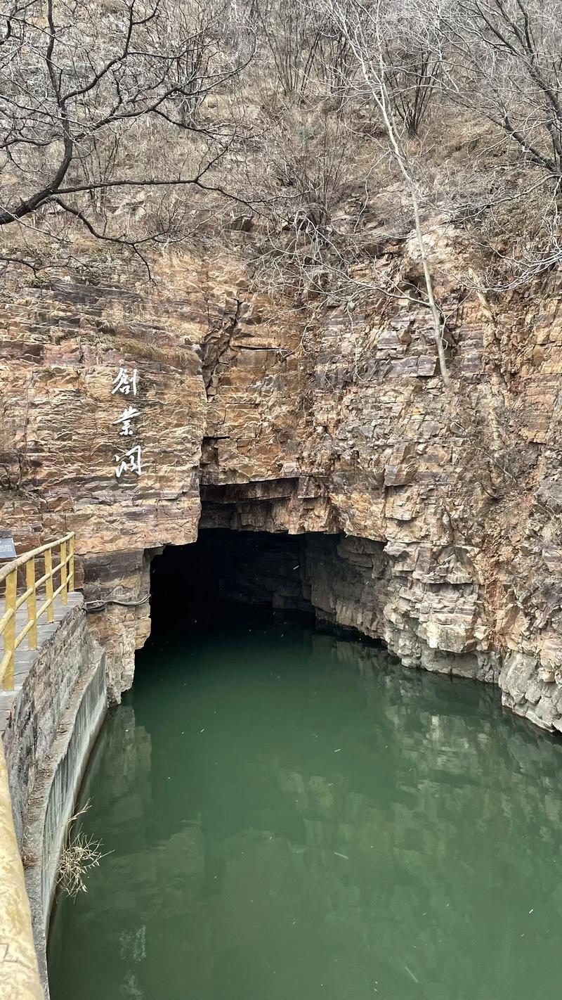 1人在太行山悬崖遇难,太行山悬崖上红旗渠有多少米?