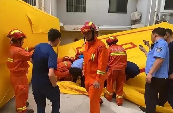 男子徒手爬4楼救人,邯郸一男童从4楼坠落,女医生路过徒手接住致骨折,你怎么看?