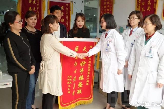 男子徒手爬4楼救人,邯郸一男童从4楼坠落,女医生路过徒手接住致骨折,你怎么看? 男子徒手爬4楼救人,邯郸一男童从4楼坠落,女医生路过徒手接住致骨折,你怎么看?