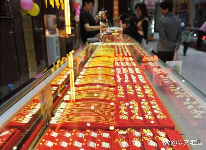 男子金饰店打砸柜台,男子金饰店打砸柜台视频