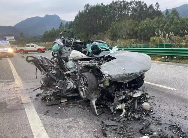 司机踩错油门致6伤,错拿油门当刹车踩撞死人有什么刑事责任。判几年,有驾照?