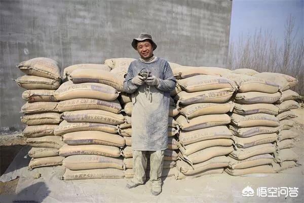 男子徒手爬4楼救人,山东日照这位父亲为养育四个儿女，每年徒手装卸6000吨水泥，你怎么看？