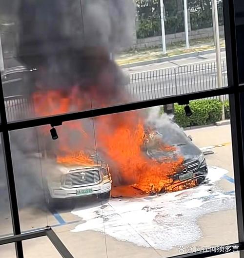 4S店火灾多车被烧,4s店发生火灾
