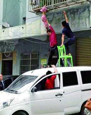 烟台一学生坠楼身亡,烟台6岁儿童坠楼脖子卡在防盗网,民警当起“托举哥”, 你怎么看?