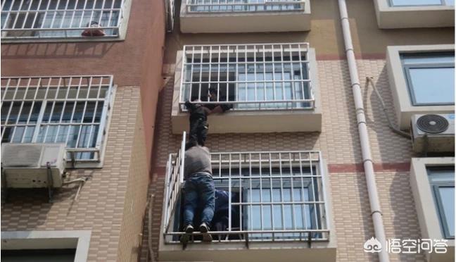 烟台一学生坠楼身亡,烟台6岁儿童坠楼脖子卡在防盗网,民警当起“托举哥”, 你怎么看? 烟台一学生坠楼身亡,烟台6岁儿童坠楼脖子卡在防盗网,民警当起“托举哥”, 你怎么看?