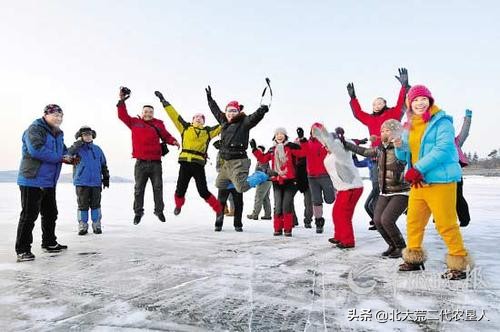 最有钱一代退休老人,大部分退休人员退休金只有两三千，为什么有钱去世界各地吃喝玩乐？