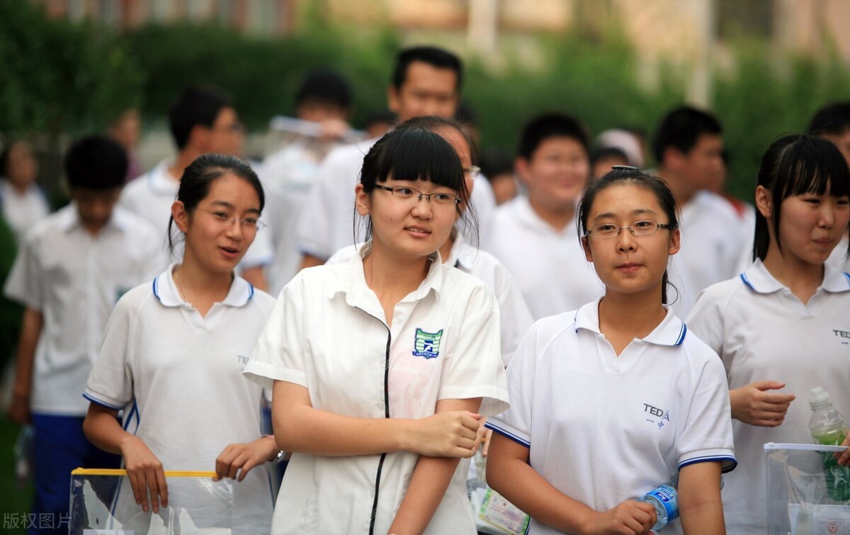 坠亡者母亲质疑学校,湖北武汉男孩被母亲扇耳光跳楼坠亡,家庭学校教育应该作何反思? 坠亡者母亲质疑学校,湖北武汉男孩被母亲扇耳光跳楼坠亡,家庭学校教育应该作何反思?