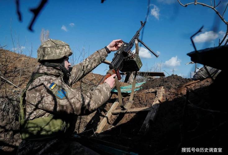 俄战机轮番轰炸乌军,70公里轰炸俄军机场!乌军“海马斯”正式登场,俄军该如何反制?