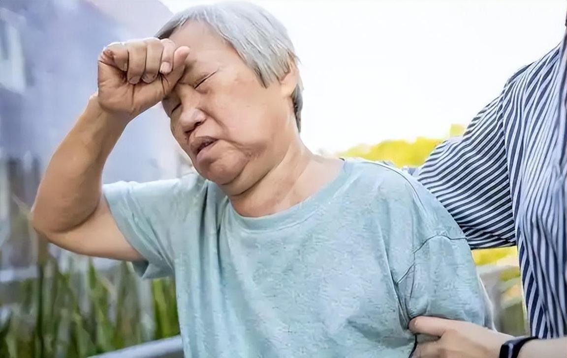 抢手机玩时突发脑梗,65岁老年人长期看手机后果?