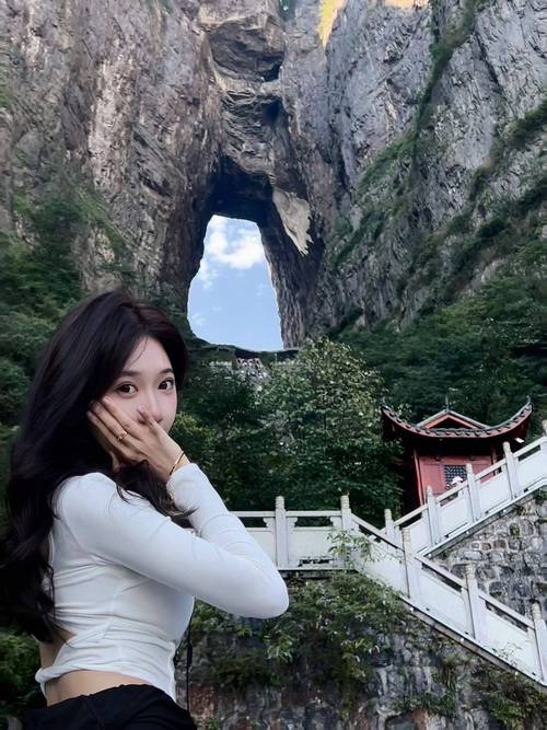 悬崖边翻护栏捡手机,张家界手机掉悬崖怎么办?