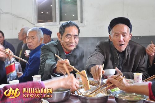 老人请全村600人吃饭,老人请全村600人吃饭怎么说