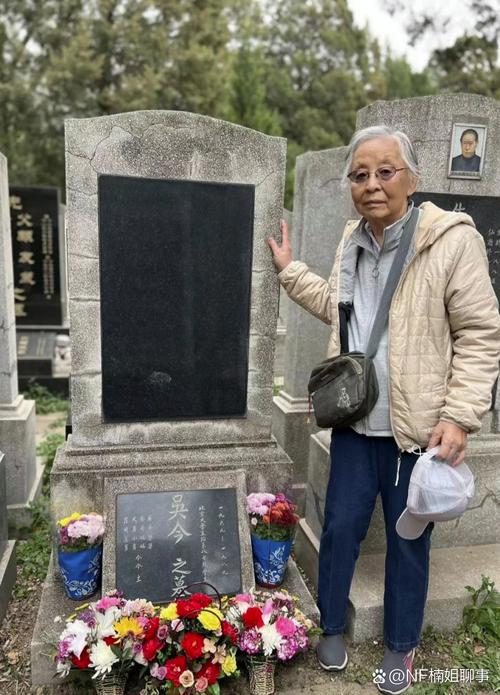 34岁妈妈满头白发,34岁妈妈满头白发亲吻墓碑