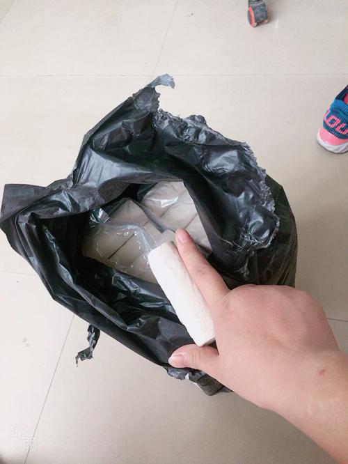 男子薅光公厕卫生纸,在拼多多大批量撸纸巾的步骤?