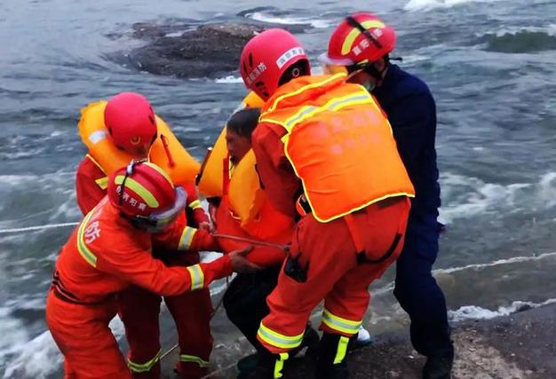 消防员下河救人牺牲,日照一80岁老人滑落10米深水井,消防员下井救人, 你怎么看?