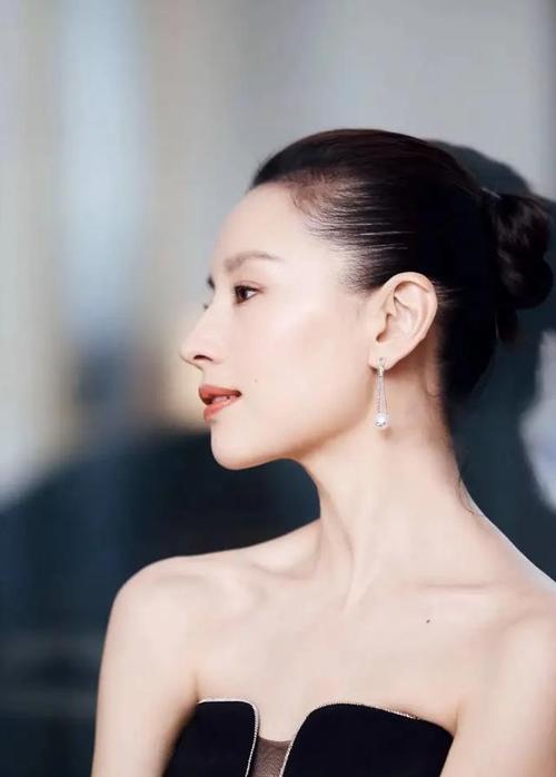 天鹅脖子疑被压变形,没脖子的模特,怎么穿、怎么拍,才能得到天鹅美颈的效果?