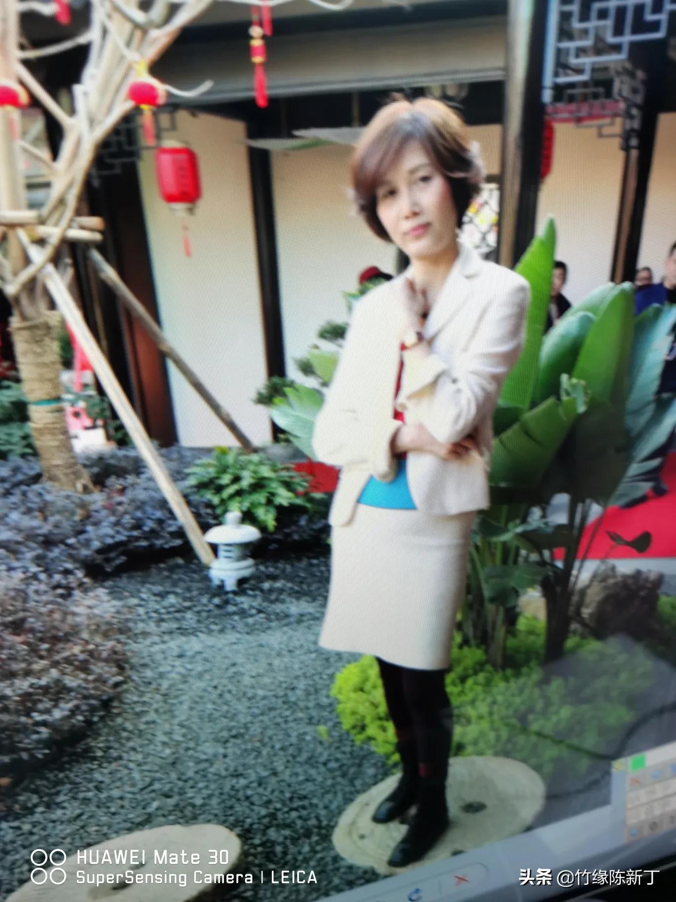 天鹅脖子疑被压变形,没脖子的模特,怎么穿、怎么拍,才能得到天鹅美颈的效果? 天鹅脖子疑被压变形,没脖子的模特,怎么穿、怎么拍,才能得到天鹅美颈的效果?