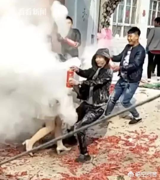 结婚被绑拿灭火器喷,结婚被灭火器喷死了