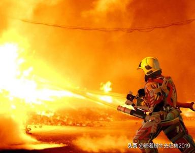 消防员下河救人牺牲,日照7旬老人掉入10米深井,消防员5次“倒挂金钩”下井营救, 你怎么看? 消防员下河救人牺牲,日照7旬老人掉入10米深井,消防员5次“倒挂金钩”下井营救, 你怎么看?