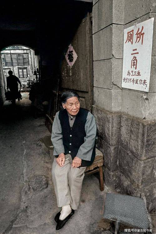 坚守公用电话亭30年,坚守公用电话亭的老奶奶