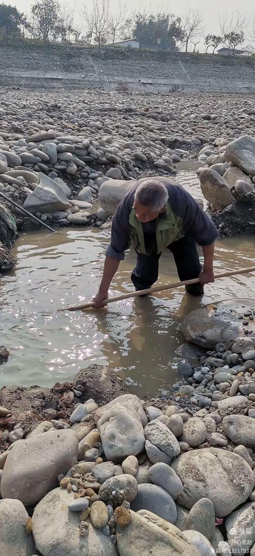 88岁老人拉石头修坑,老人拉出的大便硬跟石头