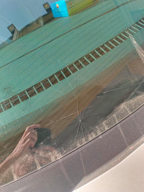 88岁老人拉石头修坑,汽车a柱被石子砸个坑能修复么?