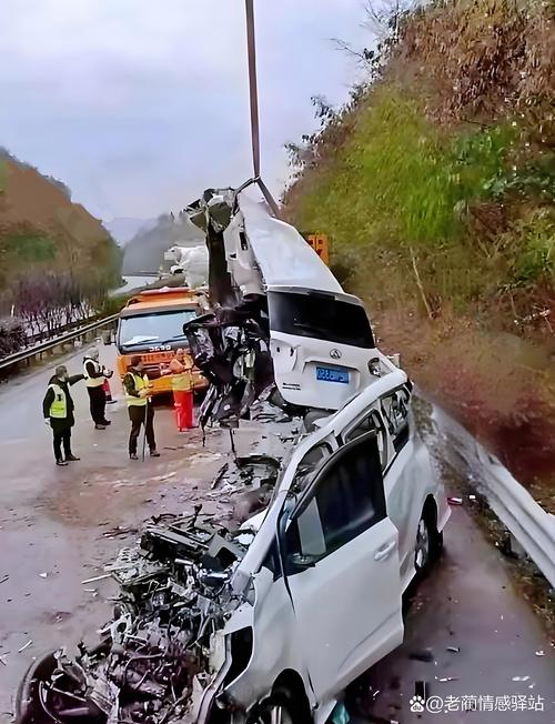 客车撞货车致6死,客货两车分别同时从甲乙两地出发,相向而行。出发时,客车,货车的速度比是6:5相遇后,客车的速度减少?