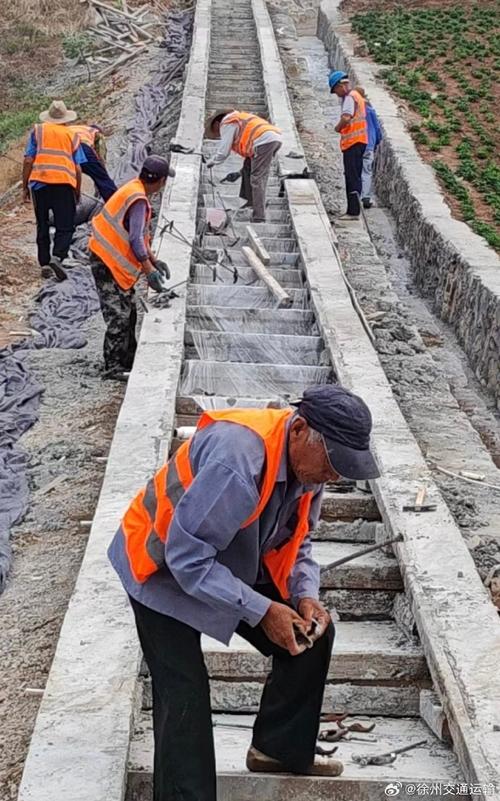 88岁老人拉石头修坑,人工挖石头坑最好的方法?