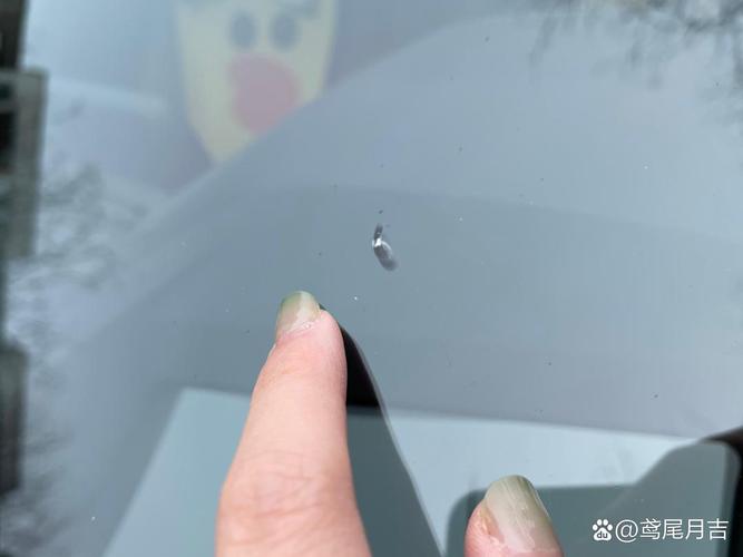 88岁老人拉石头修坑,汽车前挡风玻璃被石子打了个坑要紧吗?