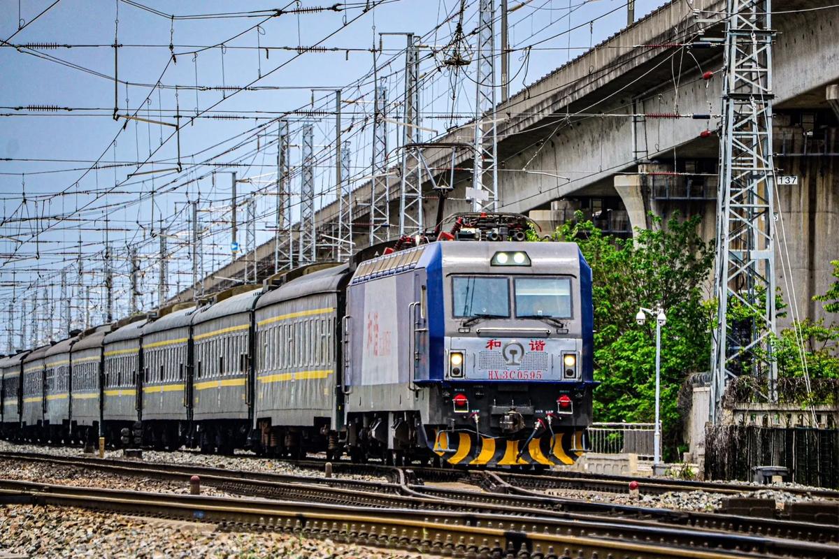 超长火车震撼再现,超长的火车在拐弯不会被拉直吗?