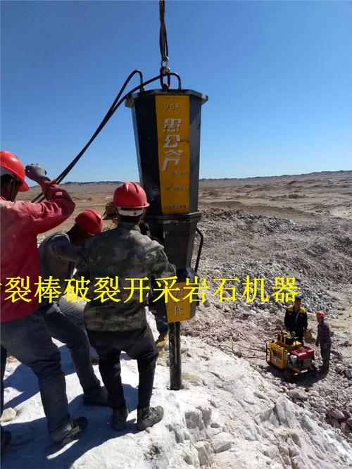 88岁老人拉石头修坑,怎么给石头凿坑?