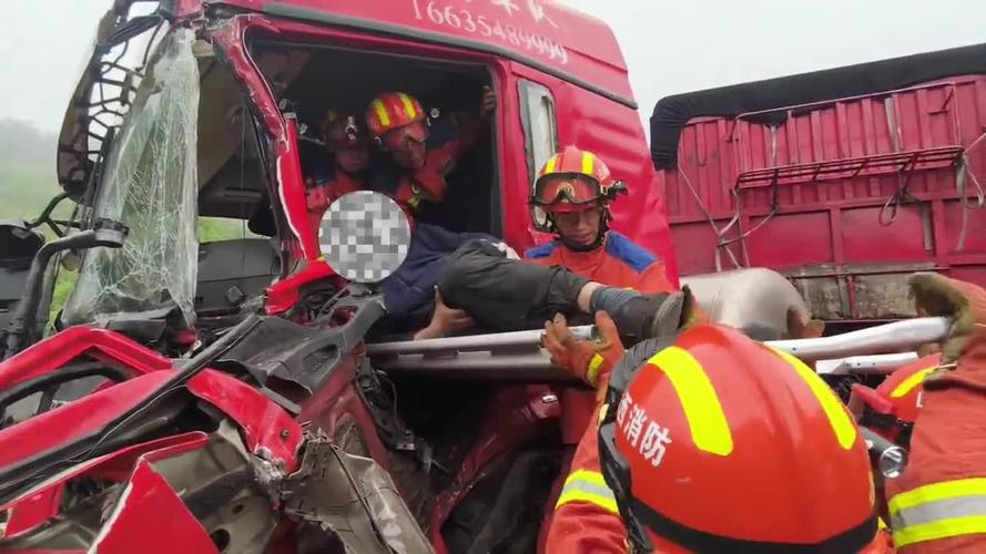 驾车撞重型半挂致5死,半挂车相撞司机当场死亡