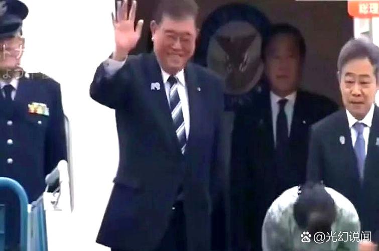 日首相向韩国旗鞠躬,日本首相鞠躬
