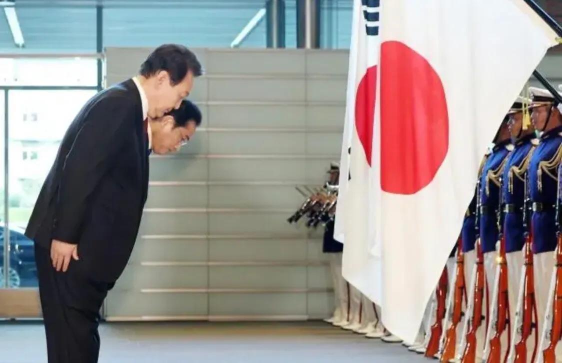 日首相向韩国旗鞠躬,日本首相鞠躬 日首相向韩国旗鞠躬,日本首相鞠躬