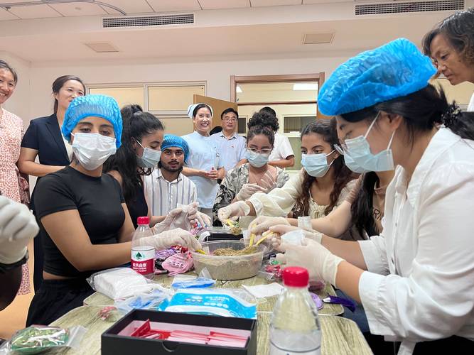 外国人组团学中医,为何有很多外国人来中国学中医?