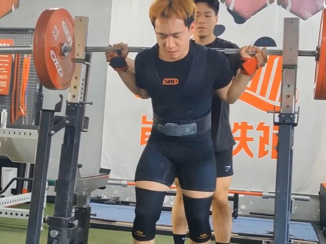 深蹲2000次险丧命,深蹲突破200kg