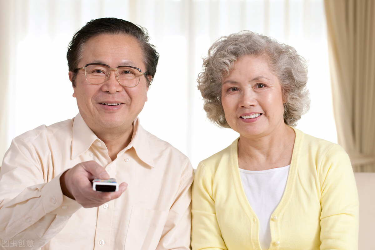 63岁儿子与父亲养老,用三年级数学解：爸爸和小明的年龄之和是66岁，妈妈和小明的年龄之和是63岁，爸爸和妈妈的年龄之和是？