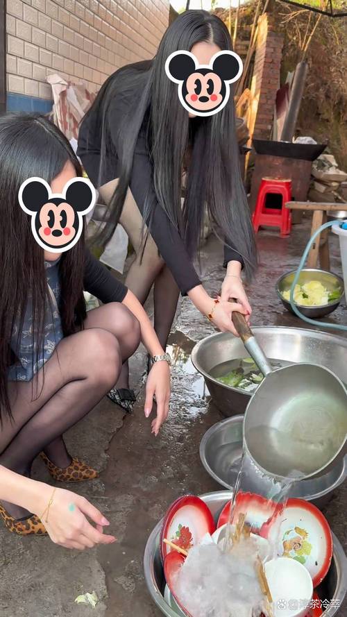 女子用餐碗给娃接尿,长春女子餐厅吃饭用碗给孩子接尿,还发朋友圈玩有奖竞猜, 你怎么看?