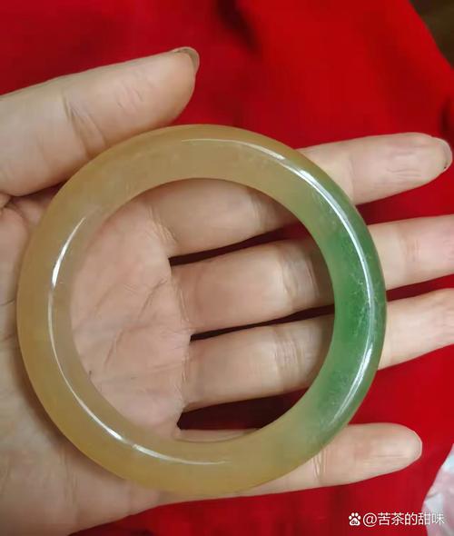 手镯10年未摘长肉里,黄龙玉手镯,摘下来放了一年,出现棉絮状,这是什么情况?