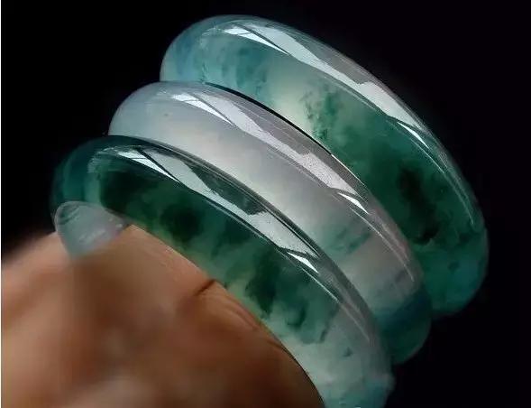 手镯10年未摘长肉里,黄龙玉手镯,摘下来放了一年,出现棉絮状,这是什么情况? 手镯10年未摘长肉里,黄龙玉手镯,摘下来放了一年,出现棉絮状,这是什么情况?