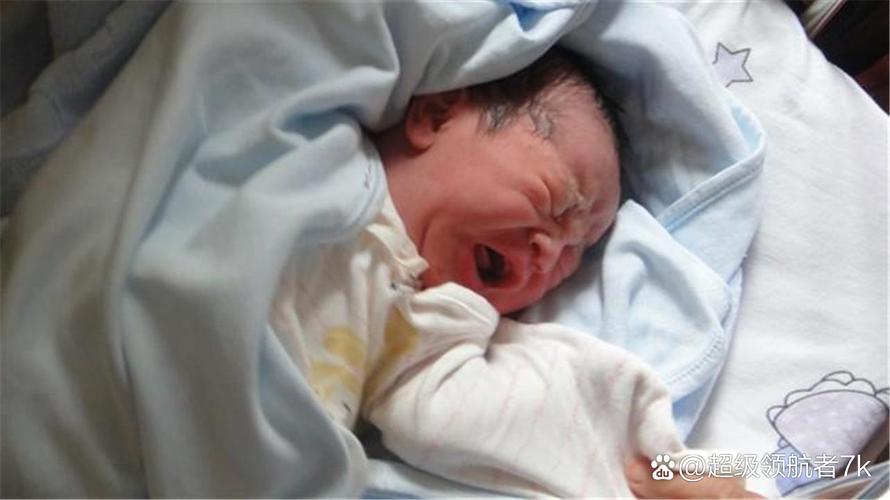 疑贩卖婴儿4人被抓,海门市2名高中生教室不雅视频遭贩卖,校方称涉事两人被退学,4名偷拍者遭处分;律师:偷拍涉嫌侵犯隐私。你怎么看?