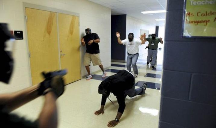 6岁男童枪射老师,美国老师要是带着枪教学,会出现什么搞笑场景?